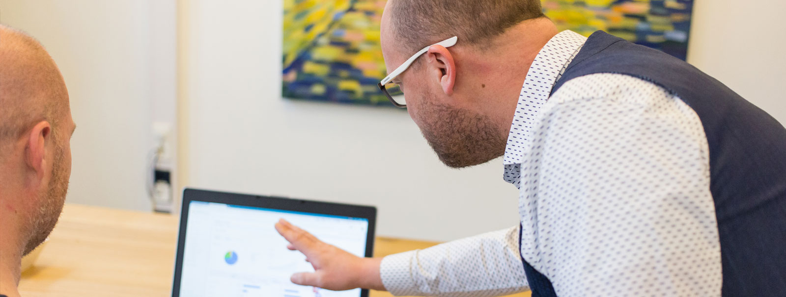 Umbraco trainer geeft uitleg aan een deelnemer