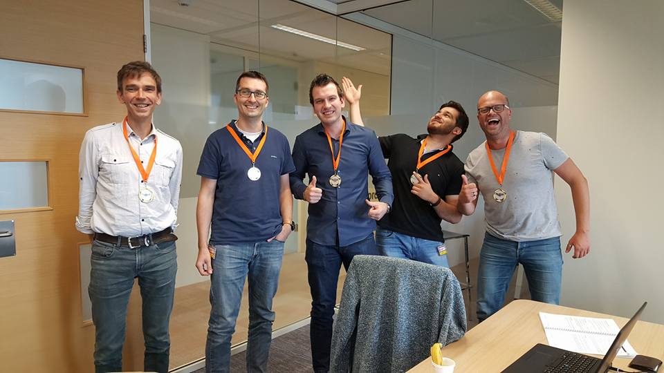 Groep mensen die de training volgen